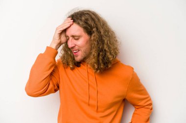 Beyaz arka planda izole edilmiş beyaz bir adam neşeli bir şekilde gülüyor. Mutluluk kavramı.