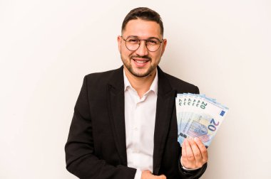 Beyaz arka planda izole edilmiş banknotları tutan İspanyol bir adam gülüyor ve eğleniyor..