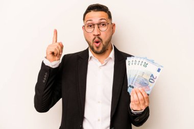 Hispanik adamın elinde banknotlar var beyaz arka planda izole edilmiş harika bir fikri var, yaratıcılık kavramı..