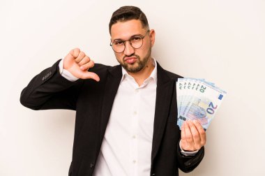 Beyaz arka planda izole edilmiş banknotları tutan İspanyol bir adam, hoş olmayan bir jest gösteriyor, kabul etmiyor. Anlaşmazlık konsepti.