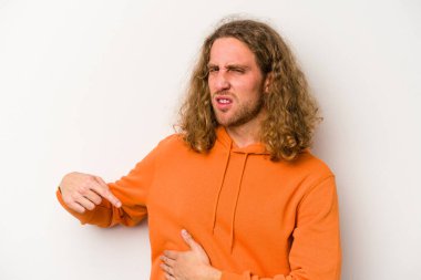 Beyaz arka planda karaciğer ağrısı çeken, karnı ağrıyan genç beyaz bir adam..