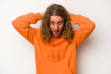 Beyaz arka planda izole olmuş genç beyaz bir adam çığlık atıyor, çok heyecanlı, tutkulu, bir şeyden memnun..