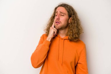 Beyaz arka planda izole edilmiş beyaz bir adam ağlıyor, bir şeyden memnun değil, acı ve kafa karışıklığı konsepti..