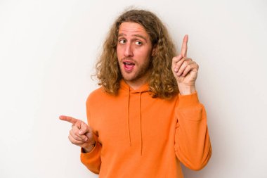 Beyaz arka planda izole edilmiş genç beyaz bir adam farklı kopya alanlarını gösteriyor, birini seçiyor, parmaklarıyla gösteriyor..