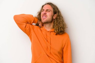 Beyaz arka planda izole edilmiş beyaz tenli genç bir adam kötü bir hareketin ardından acı çekiyor..