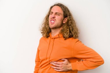 Beyaz arka planda izole edilmiş beyaz bir adam sırt ağrısı çekiyor..