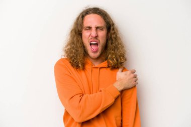 Beyaz arka planda izole edilmiş, omuz ağrısı olan genç beyaz bir adam..