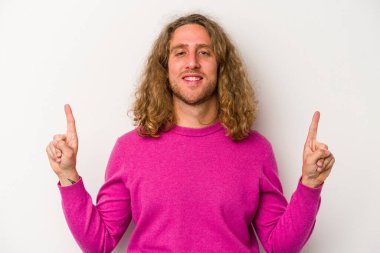 Beyaz arka planda izole genç beyaz adam işaret iki ön parmakları boş bir boşluk gösteren.