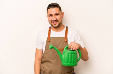 Bahçıvan İspanyol bir adam beyaz arka planda izole bir su bidonu tutuyor. Mutlu, güler yüzlü ve neşeli..