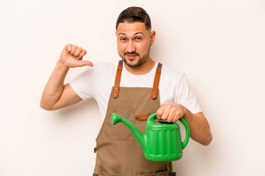 Bahçıvan İspanyol bir adam beyaz arka planda izole edilmiş bir su bidonu tutuyor gururlu ve kendinden emin hissediyor, örnek olarak..