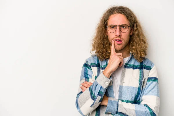 Jonge Blanke Man Geïsoleerd Witte Achtergrond Kijken Zijwaarts Met Twijfelachtige — Stockfoto