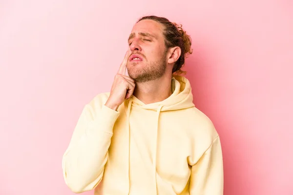 Jovem Caucasiano Isolado Fundo Rosa Chorando Infeliz Com Algo Agonia — Fotografia de Stock