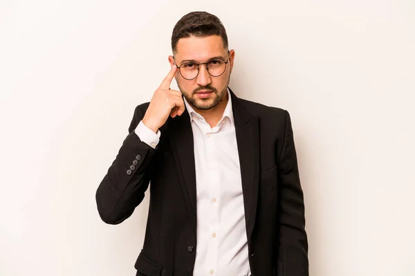 Επιχειρηματίας Ισπανόφωνος Άνθρωπος Απομονώνονται Λευκό Φόντο Δείχνοντας Ναό Δάχτυλο Σκέψη — Φωτογραφία Αρχείου