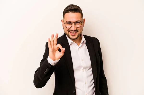 Homem Hispânico Negócios Isolado Fundo Branco Alegre Confiante Mostrando Gesto — Fotografia de Stock
