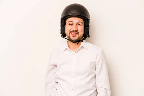 Latynoski Biznesmen Będzie Pracować Motocyklem Odizolowany Białym Tle Szczęśliwy Uśmiechnięty — Zdjęcie stockowe