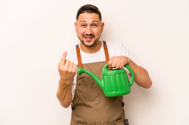 Bahçıvan İspanyol bir adam su kabını beyaz arka planda soyutlamış, sanki seni davet ediyormuş gibi parmağıyla işaret ediyor..