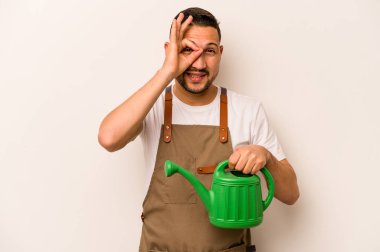 Bahçıvan İspanyol bir adam su dolu bir teneke kutu tutuyor. Beyaz arka planda izole edilmiş. Heyecanlı..