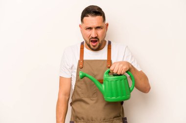 Bahçıvan İspanyol bir adam su dolu bir teneke kutu tutuyor beyaz arka planda çok sinirli ve agresif çığlıklar atıyor..