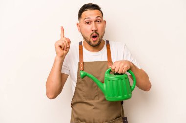 Bahçıvan İspanyol bir adam elinde su bidonu ile beyaz arka planda izole bir fikir, ilham konsepti.