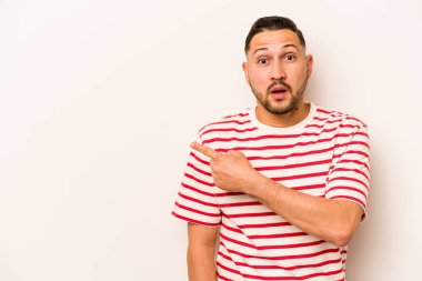 Beyaz arka planda izole edilmiş genç bir İspanyol yan tarafı gösteriyor.