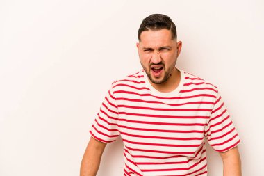 Beyaz arka planda izole edilmiş genç bir İspanyol çok kızgın, öfkeli, hayal kırıklığına uğramış.