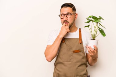 Beyaz arka planda izole edilmiş bir bitki tutan İspanyol bahçıvan bir şeyin fotokopi alanına baktığını düşünerek rahatladı..