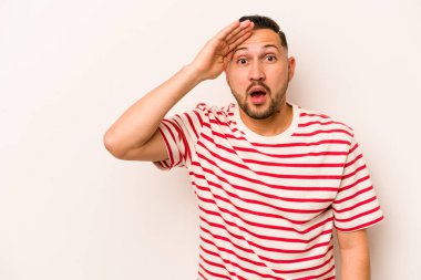 Beyaz arka planda izole edilmiş genç bir İspanyol yüksek sesle bağırıyor, gözleri açık ve elleri gergin tutuyor..