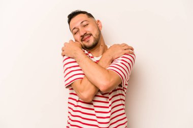 Genç İspanyol adam beyaz arka planda yalnızdı. Sarılmalar, kaygısız gülümsemeler ve mutluluklar..