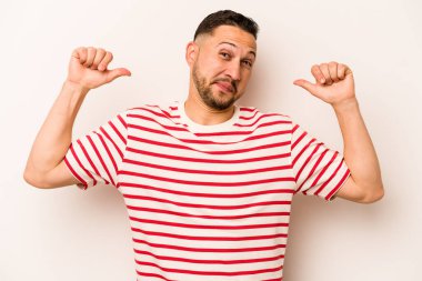 Beyaz arka planda izole edilmiş genç bir İspanyol gururlu ve kendinden emin hissediyor, örnek olarak.