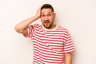 Beyaz arka planda izole edilmiş genç bir İspanyol şok geçiriyordu. Önemli bir buluşmayı hatırladı..