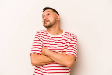 Beyaz arka planda izole edilmiş genç İspanyol adam hedeflere ve amaçlara ulaşma hayali kuruyor.