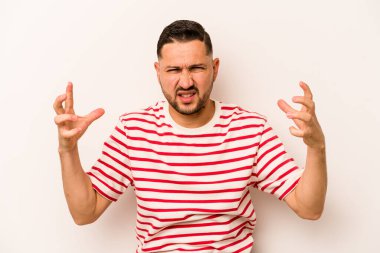Beyaz arka planda izole edilmiş genç bir İspanyol öfkeyle bağırıyor..