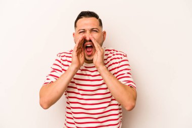 Beyaz arka planda izole edilmiş genç İspanyol adam heyecanlı bir şekilde bağırıyor..