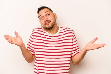 Beyaz arka planda izole edilmiş genç bir İspanyol şüpheli ve sorgulama sırasında omuz silkiyor..