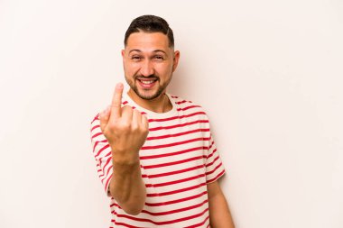 Beyaz arka planda izole edilmiş genç bir İspanyol seni işaret ediyor sanki davet ediyormuş gibi..