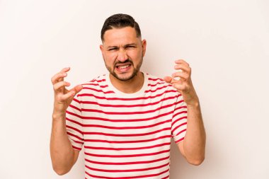 Beyaz arka planda izole edilmiş genç İspanyol adam gergin elleriyle çığlık atıyor..
