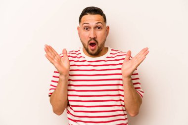 Beyaz arka planda izole edilmiş genç bir İspanyol şaşırmış ve şok olmuş..