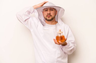 Beyaz arka planda izole edilmiş bal tutan İspanyol arı yetiştiricisi şok oldu, önemli bir toplantıyı hatırladı..