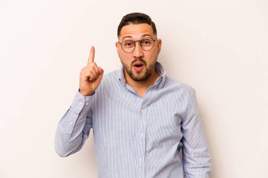 Beyaz arka planda izole edilmiş genç İspanyol bir adamın bir fikri, ilham konsepti var..