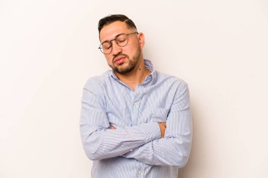 Beyaz arka planda izole edilmiş genç İspanyol adam tekrarlanan bir görevden yoruldu..