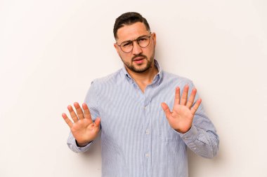 Beyaz arka planda izole edilmiş genç İspanyol bir adam tiksinti belirtisi gösteren birini reddediyor..