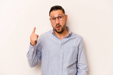Latin kökenli genç bir adam beyaz arka planda izole edilmiş harika bir fikri, yaratıcılık kavramını var..