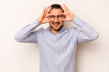 Beyaz arka planda izole edilmiş genç İspanyol adam gözlerinde iyi işaretler gösteriyor.