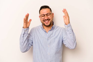 Genç İspanyol adam beyaz arka planda izole edilmiş neşeli bir şekilde gülüyor. Mutluluk kavramı.
