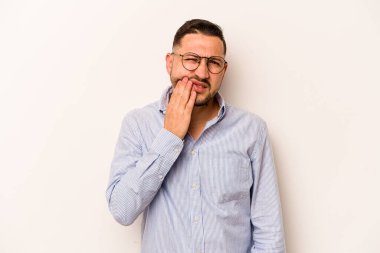 Beyaz arka planda izole edilmiş genç İspanyol bir adam güçlü bir diş ağrısı, azıdişi ağrısı var..