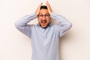 Beyaz arka planda izole edilmiş genç bir İspanyol bağırıyor, çok heyecanlı, tutkulu, bir şeyden memnun..