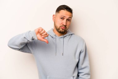Beyaz arka planda izole edilmiş genç İspanyol bir adam hoşlanmadığı bir jest gösteriyor, kabul etmiyor. Anlaşmazlık konsepti.