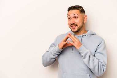 Latin kökenli genç bir adam beyaz arka planda izole edilmiş. Aklında bir plan kuruyor..