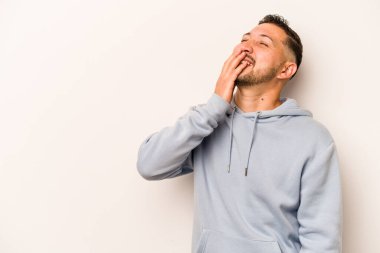 Beyaz arka planda izole olmuş genç bir İspanyol güler, kaygısız, doğal bir duygu..