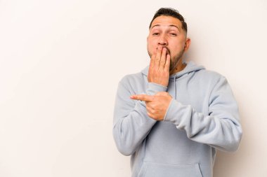 Beyaz arka planda izole edilmiş genç bir İspanyol yan tarafı gösteriyor.